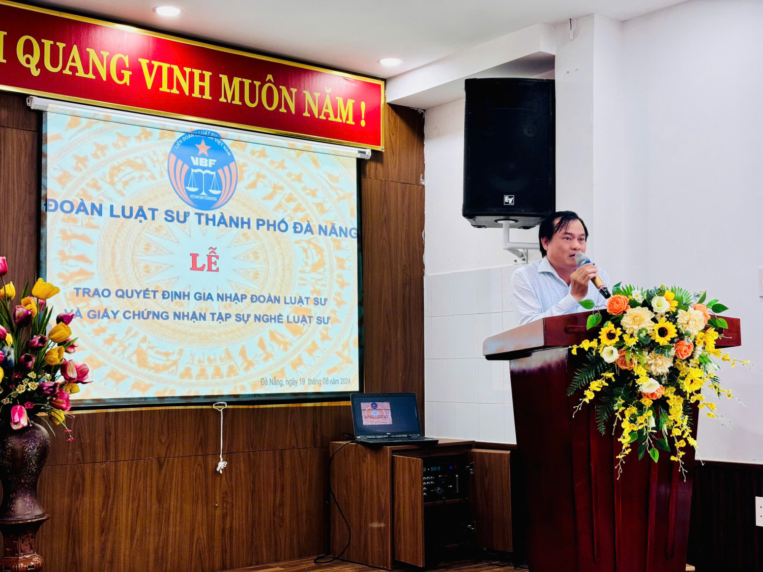 TRAO QUYẾT ĐỊNH GIA NHẬP ĐOÀN VÀ CHỨNG NHẬN CHO NGƯỜI TẬP SỰ
